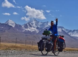 “Rodando historias”: A bordo de su bicicleta, el mundo es su hogar rodando historias