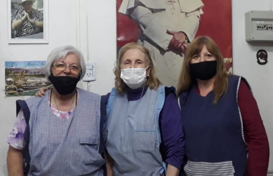 “Cuadraditos de Lana”: La parroquia San Fermín convoca a personas a participar de la campaña tejiendo frazadas