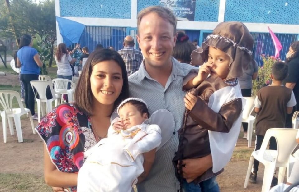 Se quedaron sin trabajo por la pandemia y salieron a flote vendiendo pastelitos