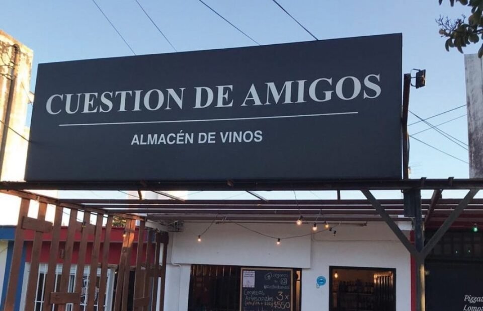 “Cuestión de amigos”, un almacén de vinos con todas las letras