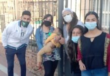 Un grupo de amigos solidarios recolecta alimentos y leche para ayudar a Comedores