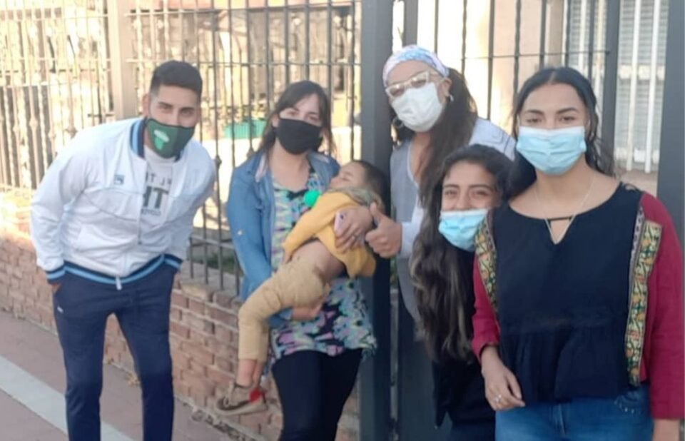 Un grupo de amigos solidarios recolecta alimentos y leche para ayudar a Comedores