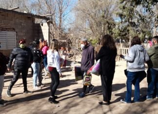 El ceferino entregó las mantas tejidas en Villa Martínez
