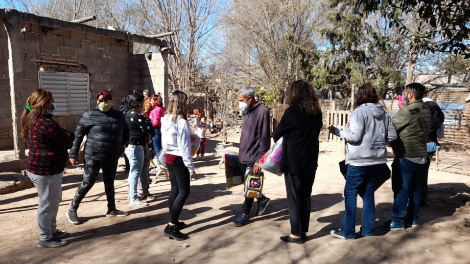 El ceferino entregó las mantas tejidas en Villa Martínez