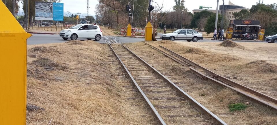 Concejal propone convertir vías de tren en avenidas