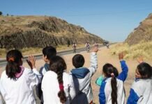 Cruce por la Educación: el grupo de amigos que busca sueños escritos arriba de su bicicleta Cruce por la Educación