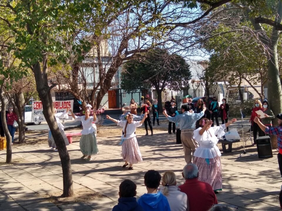 Feria de platos, música, canto y baile para conmemorar al libertador José de San Martín en B° Poeta Lugones