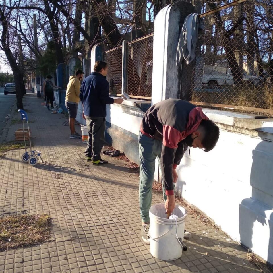 El centro vecinal de barrio San Martín realizó trabajos de pintura y limpieza en el espacio de “Los Tanques”