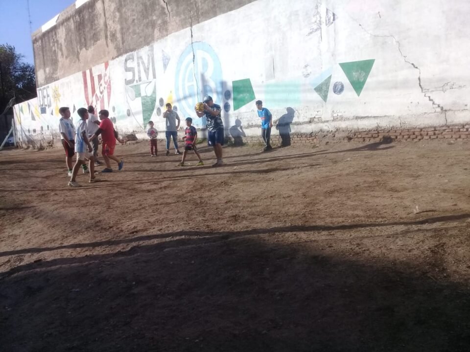 Vecinos de B° San Martín reabrieron una escuela de fútbol
