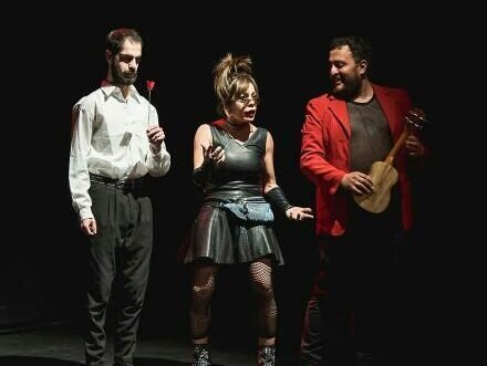Durante todos los jueves de octubre, podes disfrutar de la obra “Historias para ser Contadas” en el teatro La Brújula