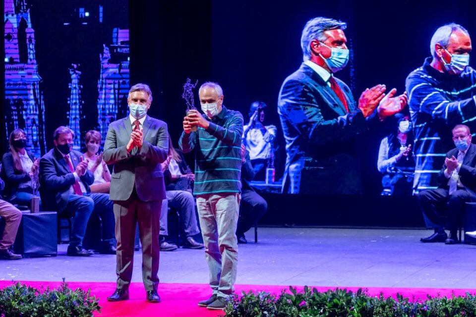 El Vicedirector del IPEM 338 de B° Marqués Anexo fue distinguido en los Premios “Jerónimo Luis de Cabrera”