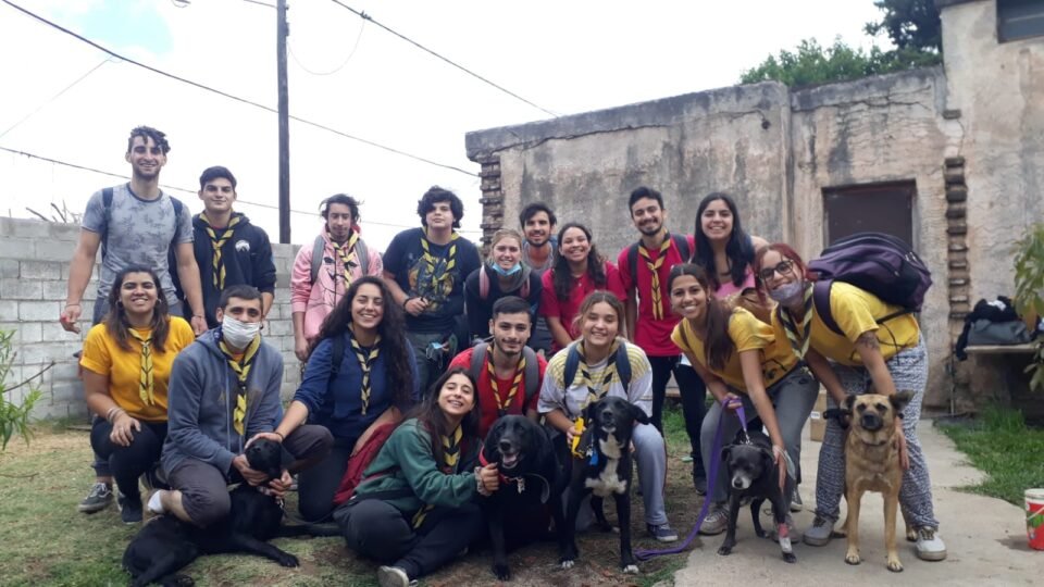 El grupo scout Juan XXIII realizó donaciones y limpieza en el refugio Milagros Perrunos
