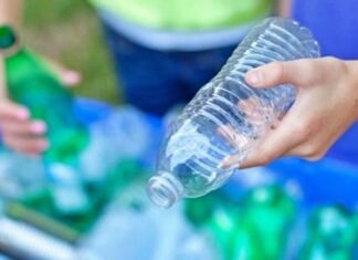 Una campaña propone canjear botellas de plástico por soportes para computadoras Botellas