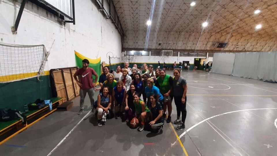 El club Poeta Lugones invita a que más mujeres se sumen a la práctica de Maxi Básquet