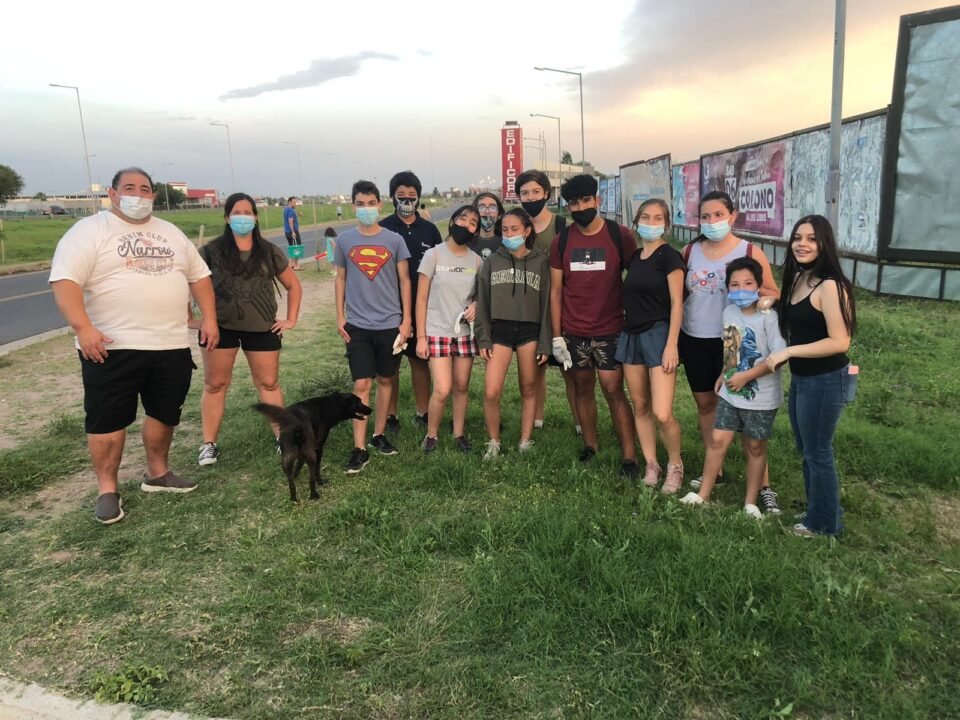 Alumnos del Instituto Secundario El Salvador realizaron trabajos de limpieza en la colectora de B° Nuevo Poeta Lugones