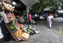 En Córdoba, cada vez son más las veredas que dificultan al peatón veredas