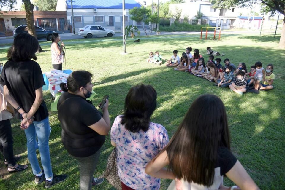Vecina de barrio Santa Cecilia realiza actividades junto a los niños para que vuelvan a jugar en la plaza