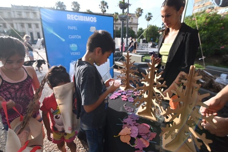 Este viernes, podes canjear tus reciclables por adornos navideños y arbolitos de navidad en la Plaza de la Intendencia