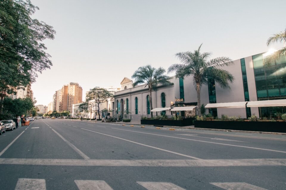 Alternativas turísticas en la ciudad: caminatas por barrios emblemáticos