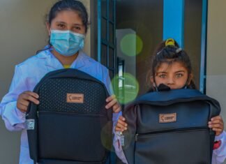 Confeccionaron mochilas recicladas para alumnos cordobeses de primer grado Mochilas