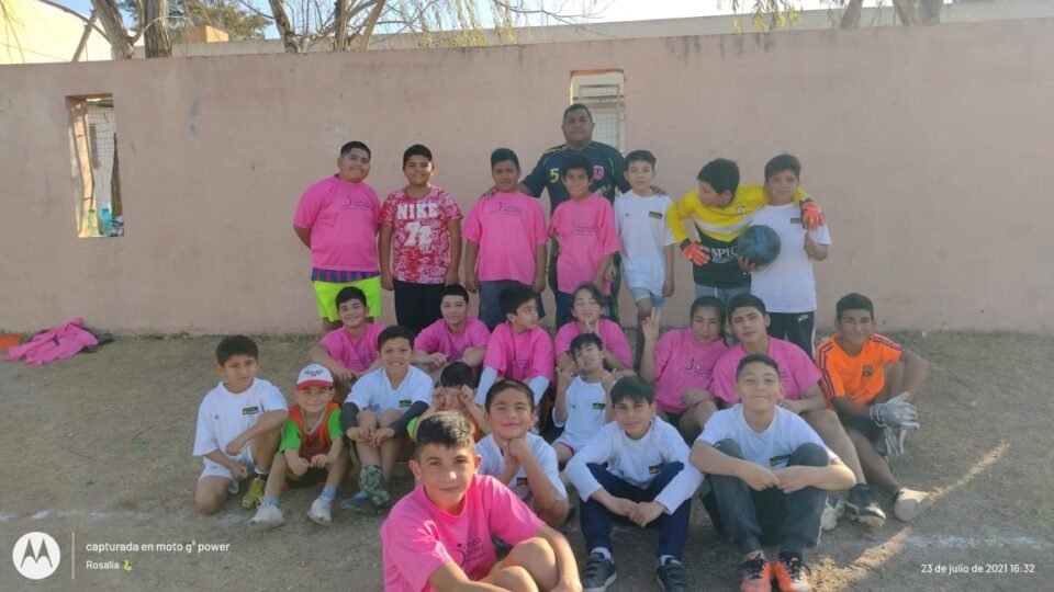 Deporte solidario: la historia del padre que organiza colectas de ropa deportiva para donar a escuelitas de fútbol
