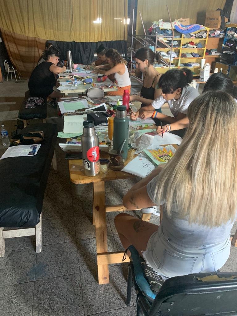 Mujeres y diversidades elaboraron carteles urbanos en el Espacio Cultural San Martín