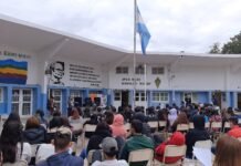 Pañuelazo en la Escuela Rodolfo Walsh: Crearon pañuelos blancos y plantaron árboles de la memoria Pañuelazo