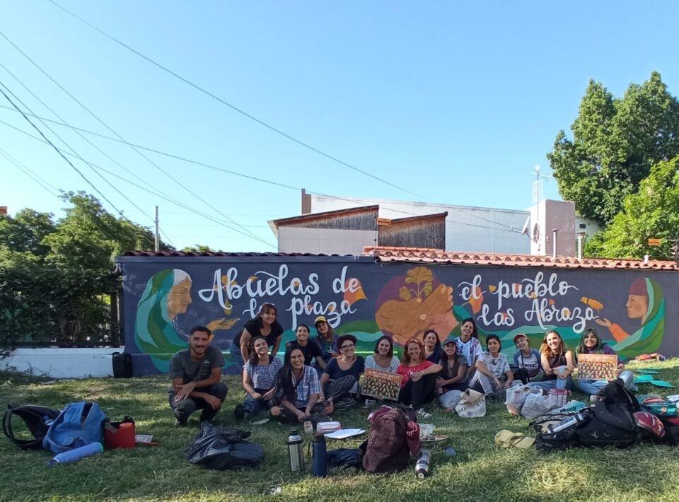 En barrio Providencia, vecinos e integrantes del colectivo Hace Pintar vivieron una jornada de muralismo y memoria