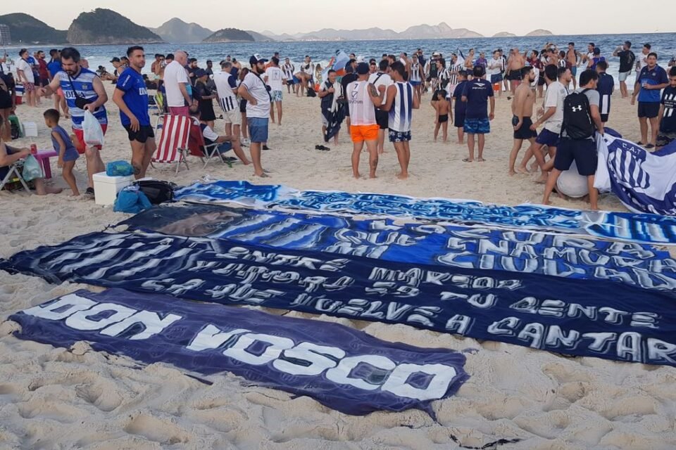 Los hinchas de Talleres coparon las playas de Río de Janeiro en la previa del partido contra Flamengo por la Copa Libertadores