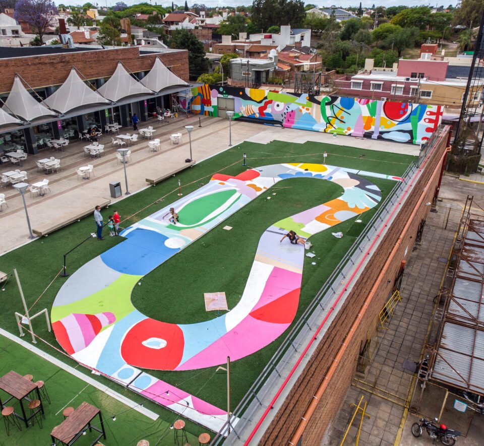 “Que se note”: la historia de los murales ubicados en la terraza del Córdoba Shopping diseñados por la artista Eugenia Margarit