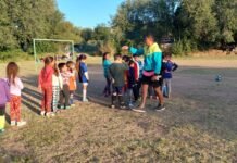 Un grupo de policías crearon una escuelita de fútbol en Villa Giardino