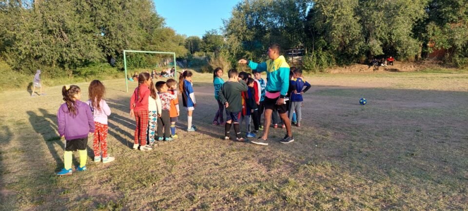 Un grupo de policías crearon una escuelita de fútbol en Villa Giardino