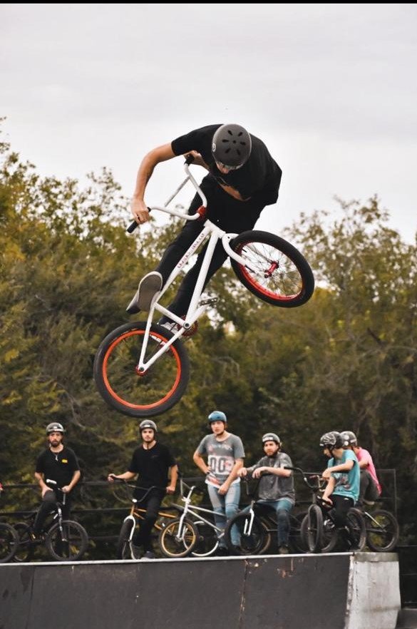 Vive en B° Altos de San Martín, practica BMX profesional y sueña con estar en los JJ.OO: la historia de Tobías Martínez