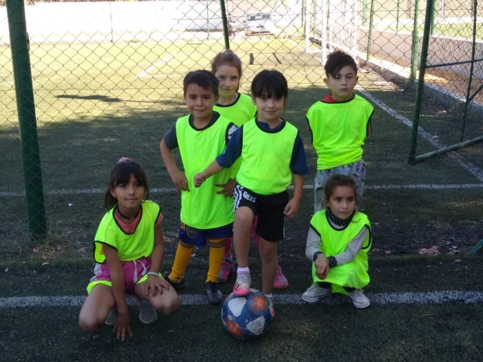 Se reciben donaciones de ropa deportiva para la Escuela de Fútbol Pequeños Cracks de B° Argüello
