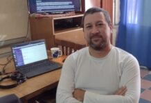 Vive en Córdoba y pasó de ser remisero a trabajar desde su casa como programador Remisero