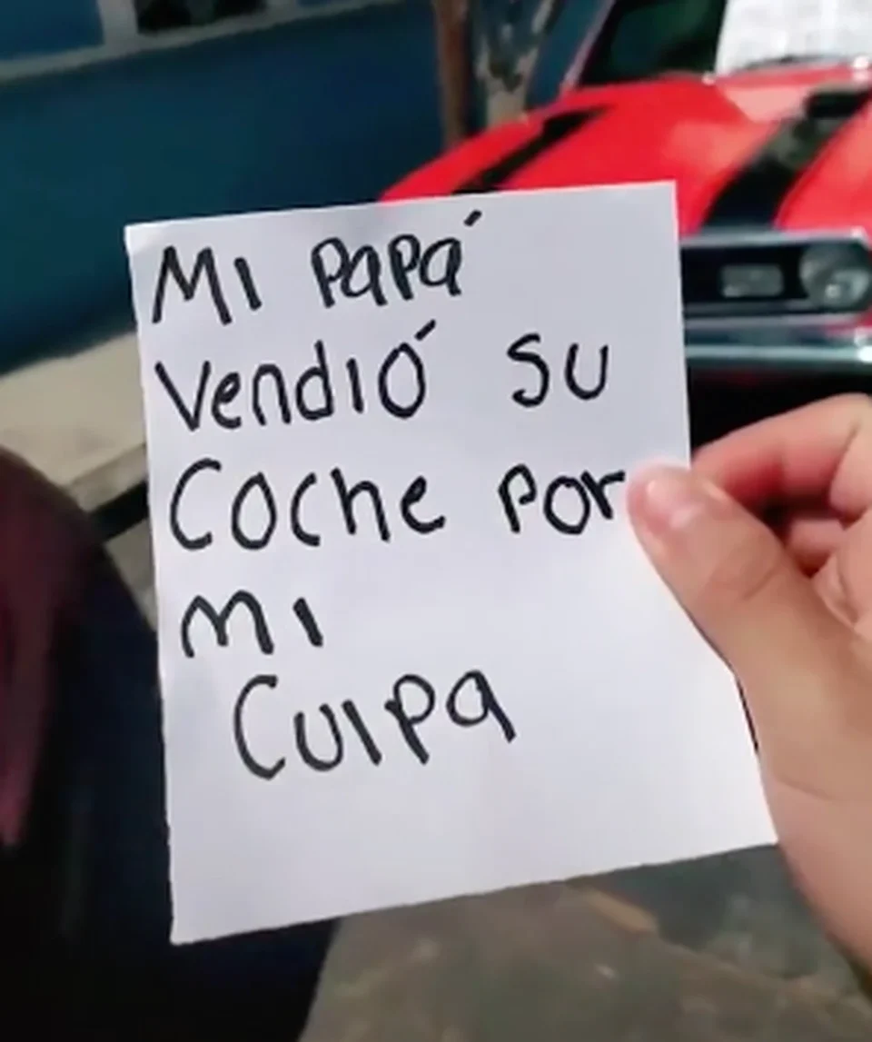 Hijo agradecido: Se recibió y le regaló a su papá el auto que había vendido para pagarle la facultad