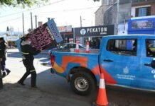 La Municipalidad de Córdoba controla carteles comerciales que obstruyen veredas y canteros