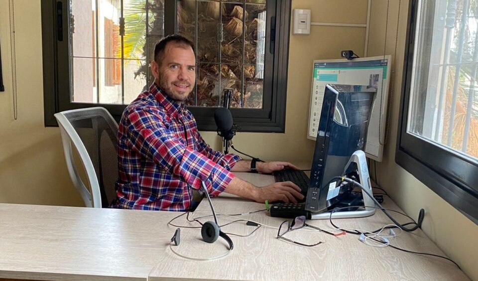 Vecino de B° Marqués organiza una maratón  para la radio que fundó en Entre Ríos