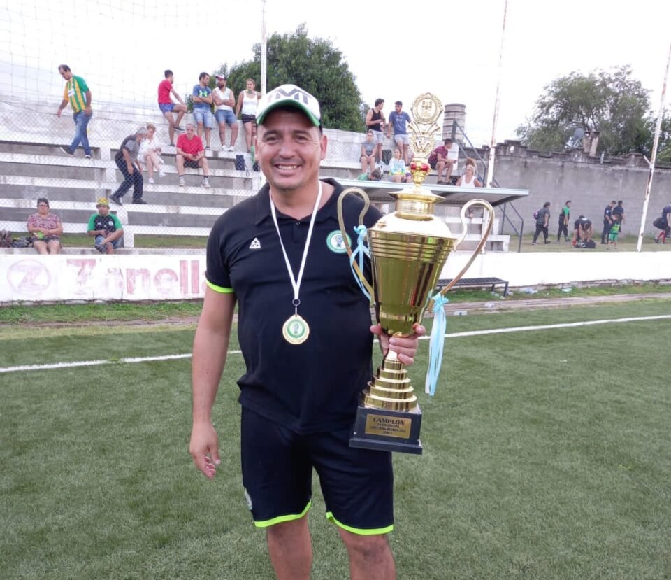 Luego de 15 años en el club, Carlos “Abuso” Capdevila dejó Huracán de B° La France