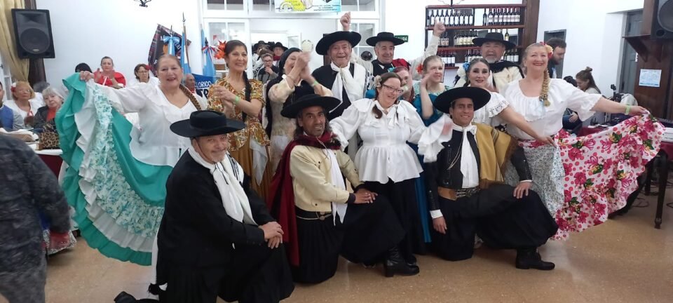 El grupo “Añoranzas del pasado”, de B° Poeta Lugones, participó del encuentro de folklore Cosquín 2022