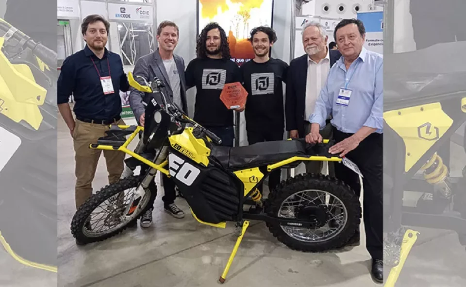 Estudiantes presentaron una moto para combatir incendios en la Expotrónica de la UNC