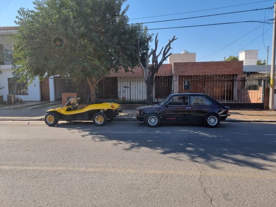 Vecino de B° Cerro Chico restauró dos autos de colección y los conserva en excelente estado