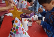 Niños de un merendero hacen arbolitos de navidad reciclados para poder ir al cine Arbolitos de Navidad