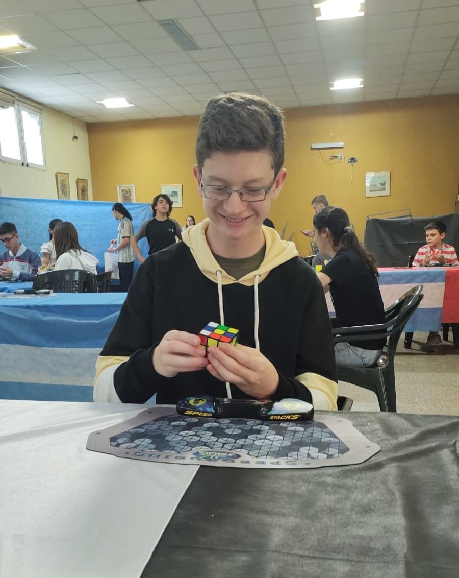 Con solo 14 años, participó de un torneo de Speedcubing y quedó en el top 100 de Argentina