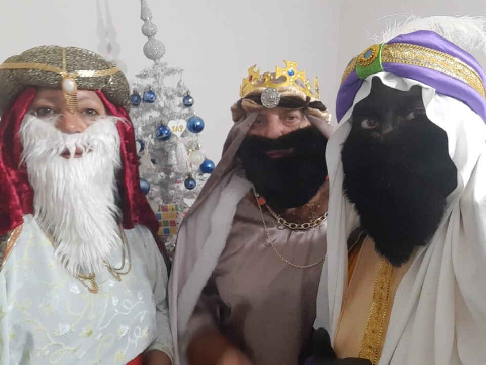 Vecinos disfrazados recorrieron las calles de la zona norte y celebraron la llegada de los reyes magos