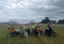 Una familia realizó un viaje de más de mil kilómetros en bicicleta para conocer el mar