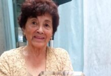 Judith del Carmen Oliva recibió un reconocimiento por sus 30 años de trabajo en el Mercado Norte