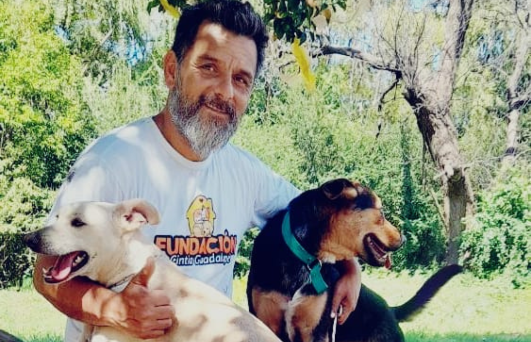 "Luchamos contra la indiferencia que existe con los perros de la calle"