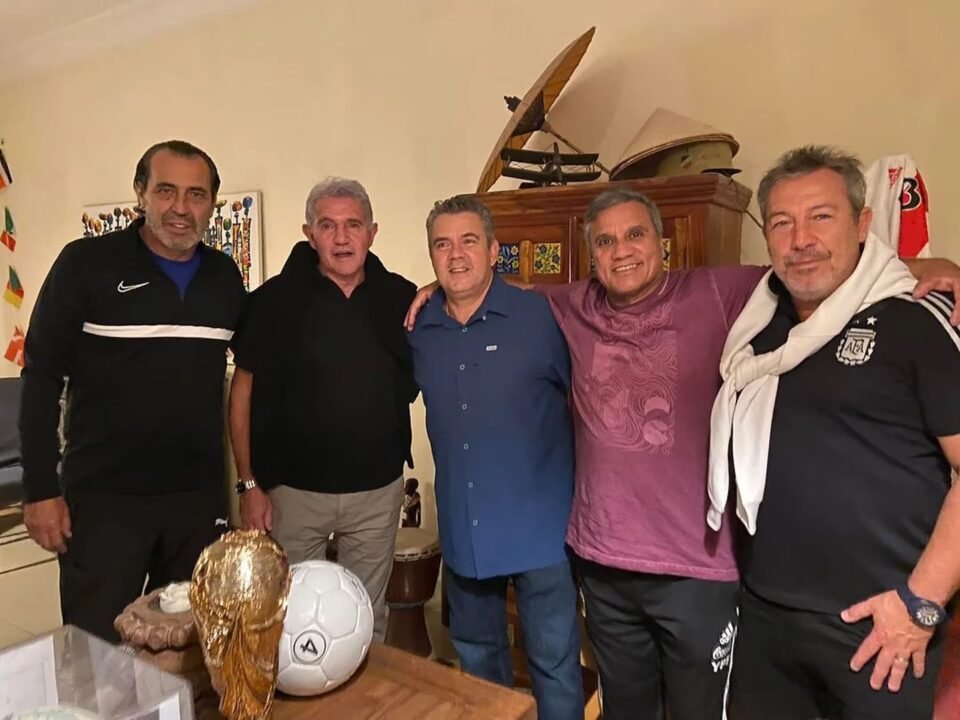 Vive en Qatar, colecciona objetos históricos deportivos y “salvó” a la Selección Argentina en la final frente a Francia: la historia de Javier Maluf