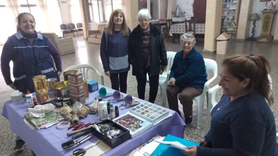 La parroquia San Fermín ofrece un gran taller de reciclaje